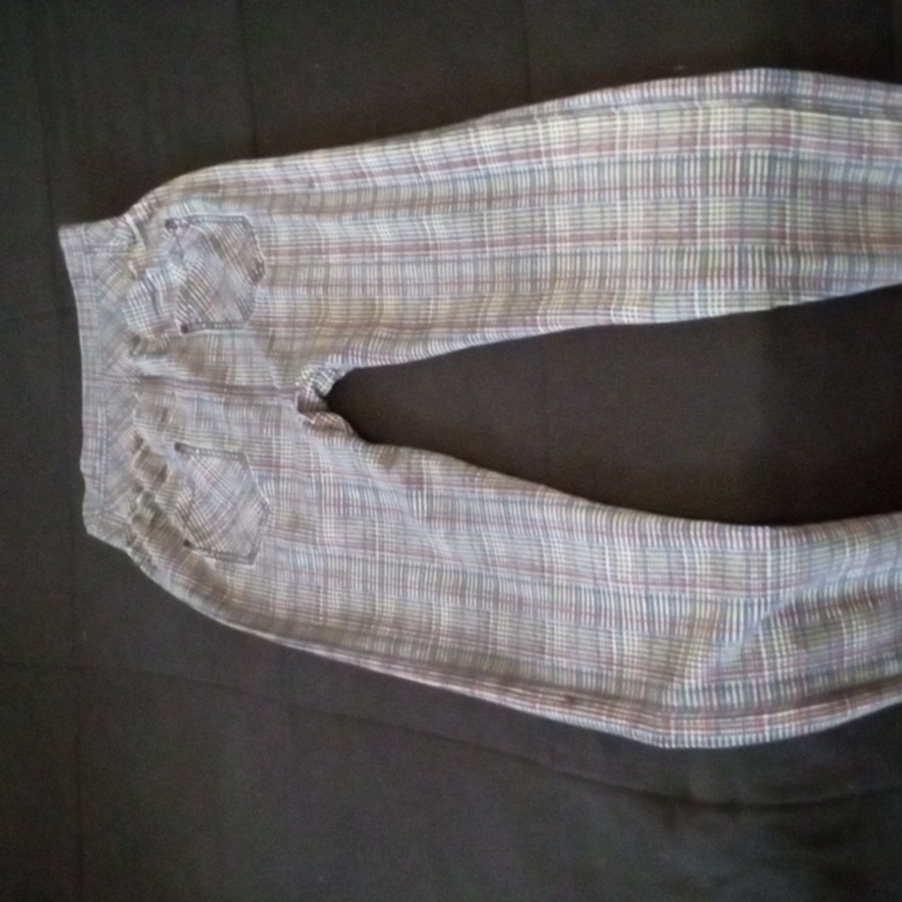 Leggings pants wth fake 3 buttons new wth no tag never been wore.